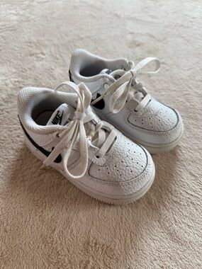 Nike Kids' White Leather Sneakers with Black Swoosh Air Force Ones - 6C